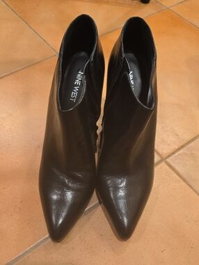 Nine West Black Pointed Toe Ankle Booties with Side Zip